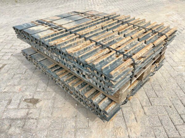 Plates / Tracks - Hyundai R140 (BRAND NEW)