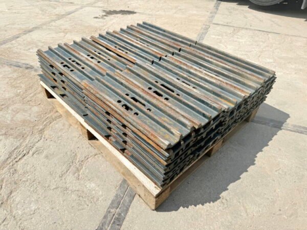 Plates / Tracks - Hyundai R210 (BRAND NEW)