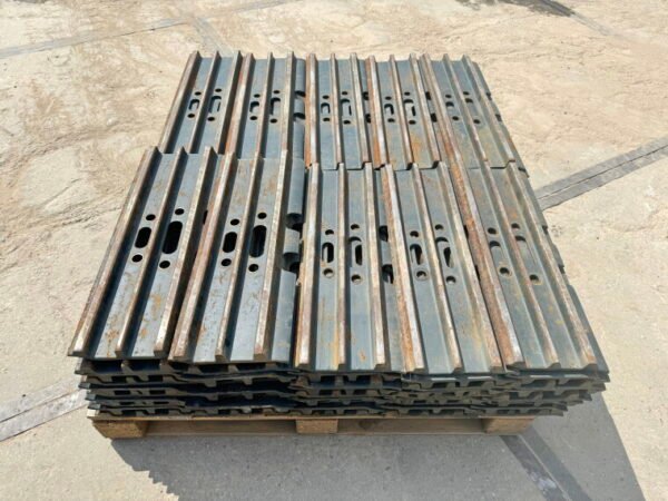 Plates / Tracks - Hyundai R210 (BRAND NEW) - Image 2