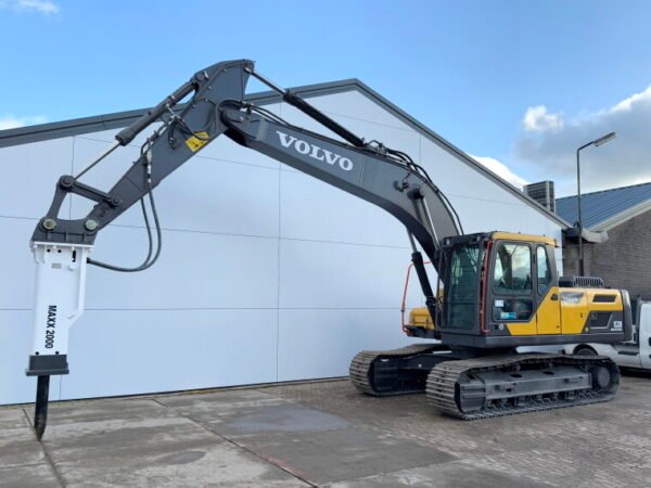 Volvo EC220D + Maxx 2000 Hammer - Image 2