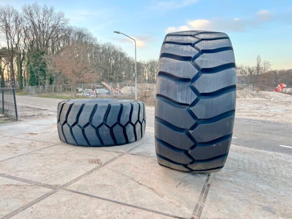 2 x Michelin 45 / 65 R 45 - Image 2