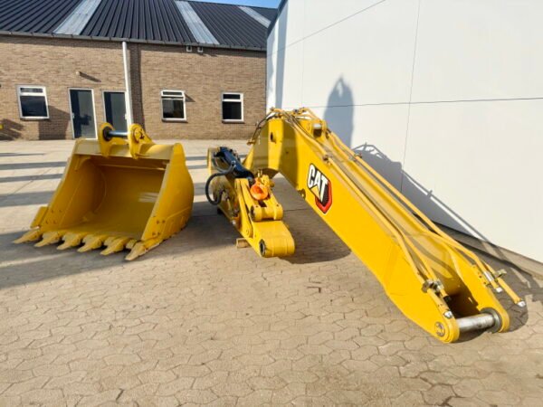 Caterpillar 323D3 Boom + Stick + Bucket - Image 2