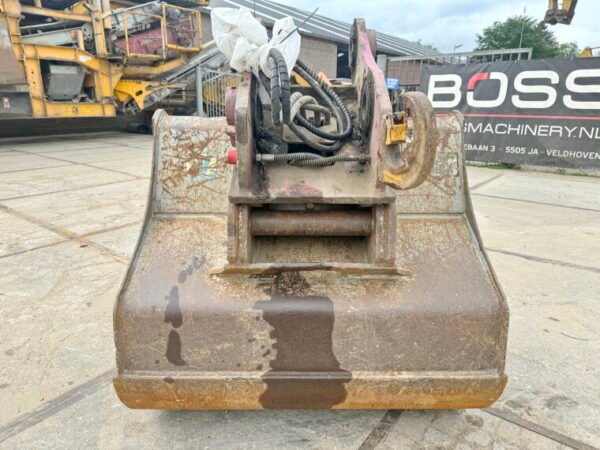 Bucket + Quick Coupler - Image 3