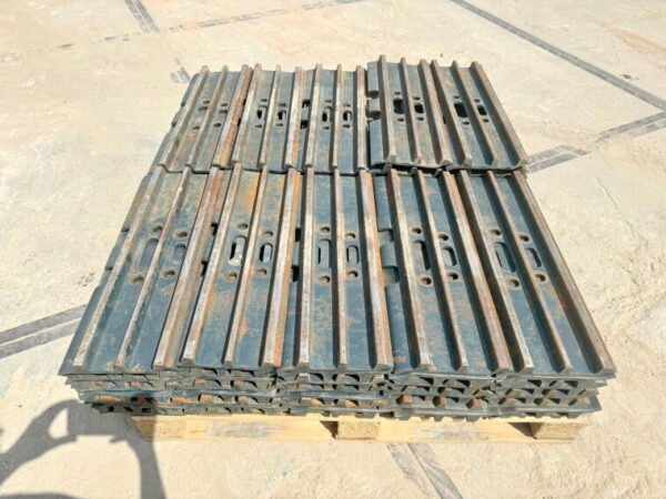 Plates / Tracks - Hyundai R210 (BRAND NEW) - Image 3