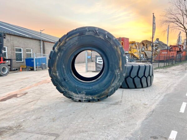 2 x Michelin 45 / 65 R 45 - Image 3