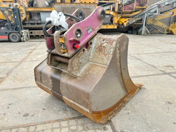 Bucket + Quick Coupler - Image 4