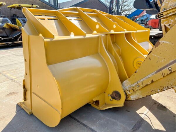 CAT 988K Bucket - Image 4
