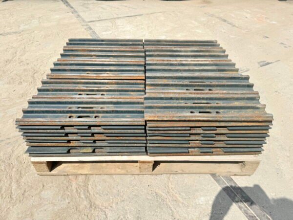 Plates / Tracks - Hyundai R210 (BRAND NEW) - Image 4