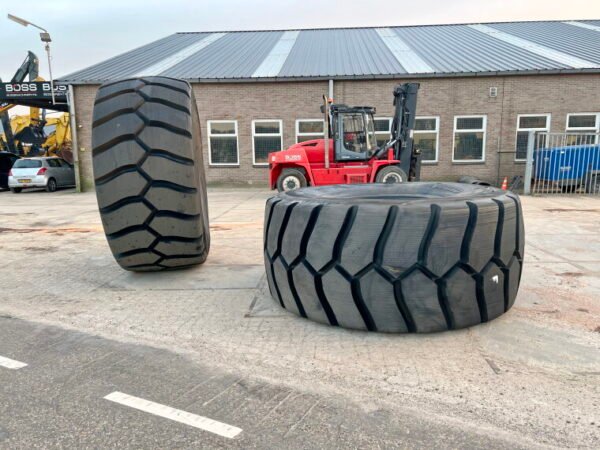2 x Michelin 45 / 65 R 45 - Image 4