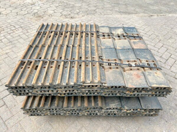 Plates / Tracks - Hyundai R140 (BRAND NEW) - Image 5