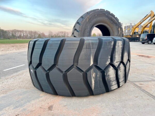 2 x Michelin 45 / 65 R 45 - Image 5