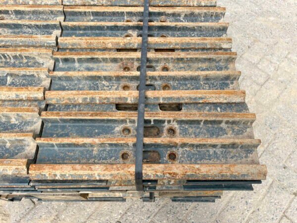 Plates / Tracks - Hyundai R140 (BRAND NEW) - Image 6