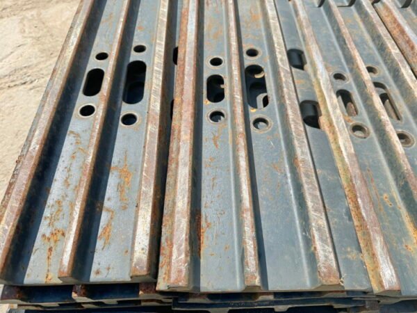 Plates / Tracks - Hyundai R210 (BRAND NEW) - Image 6