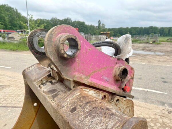 Bucket + Quick Coupler - Image 7