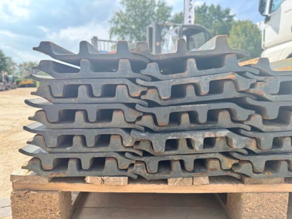 Plates / Tracks - Hyundai R210 (BRAND NEW) - Image 7