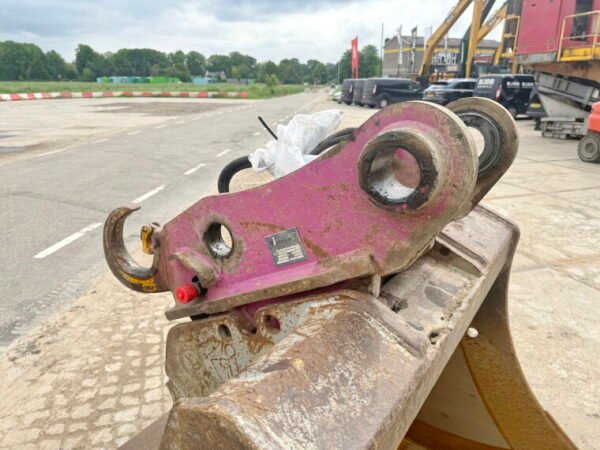 Bucket + Quick Coupler - Image 8
