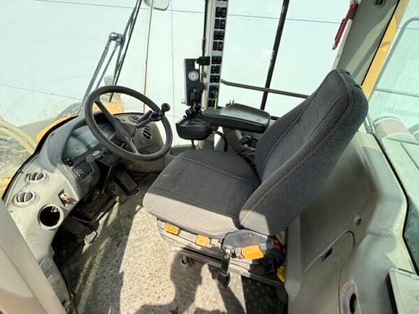 Volvo L220G - Image 8