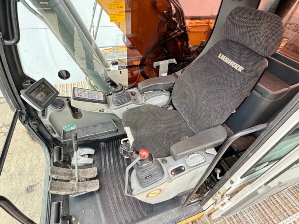 Liebherr R924LC - Image 8