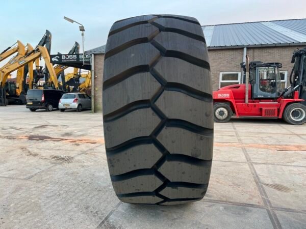 2 x Michelin 45 / 65 R 45 - Image 7