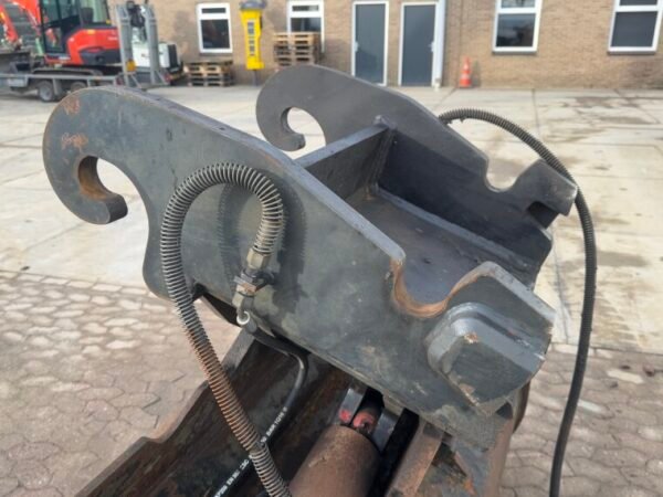MH-30/22 Tilting Bucket - Image 10