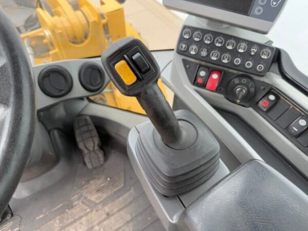 Caterpillar 938K - Image 10