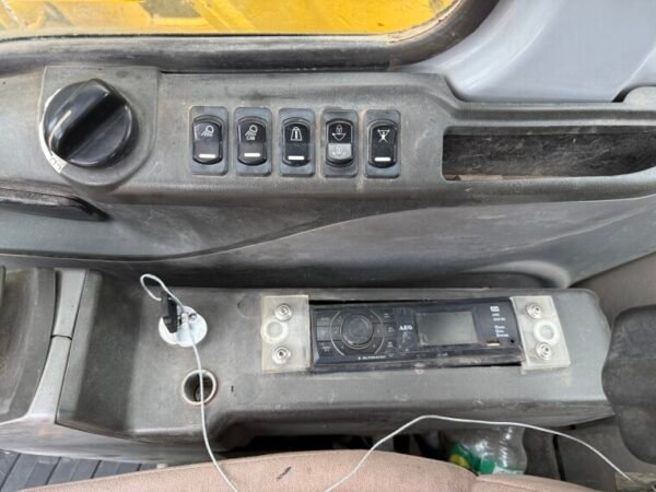 New Holland E215LC - Image 10