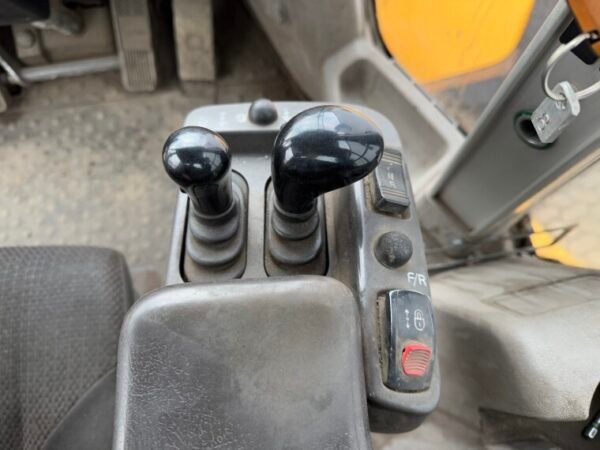 Volvo L220H - Image 11