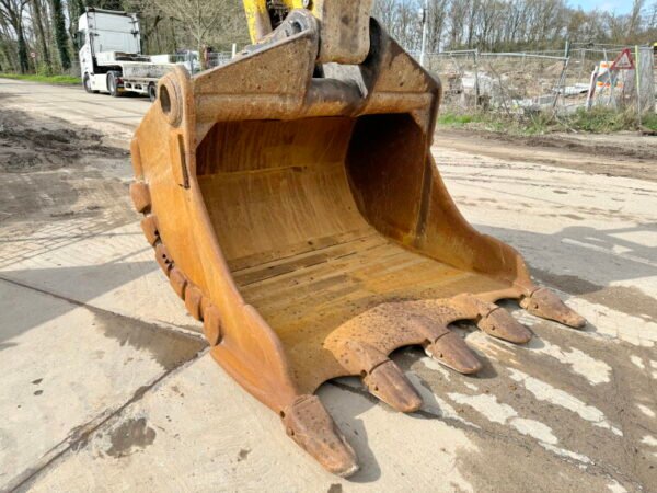 Komatsu PC490LC-11 - Image 11