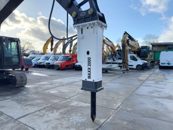 Volvo EC220D + Maxx 2000 Hammer - Image 12
