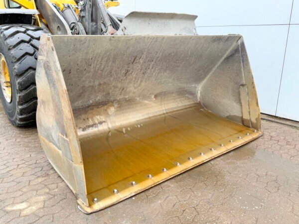Volvo L120G - Image 12