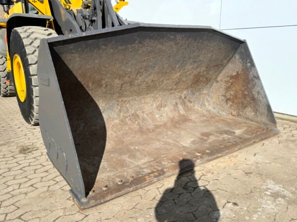 Volvo L120H - Image 14