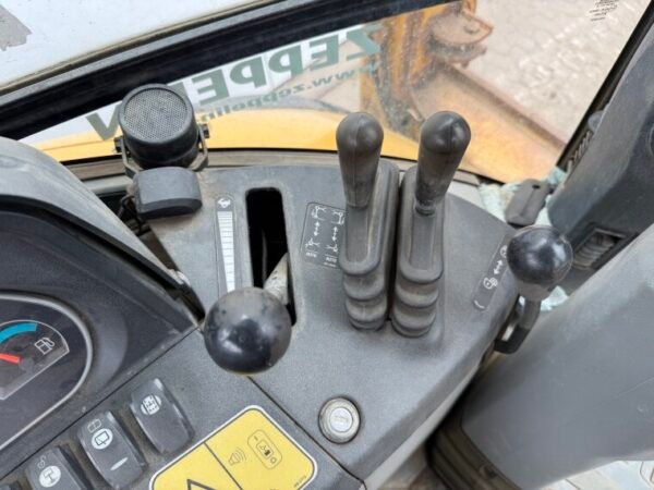 Caterpillar 444F - 4x4x4 - Image 10