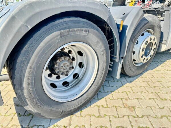 DAF XF105.410 6x2 - Image 15