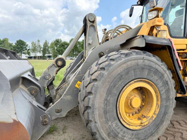 Volvo L180H - Image 17