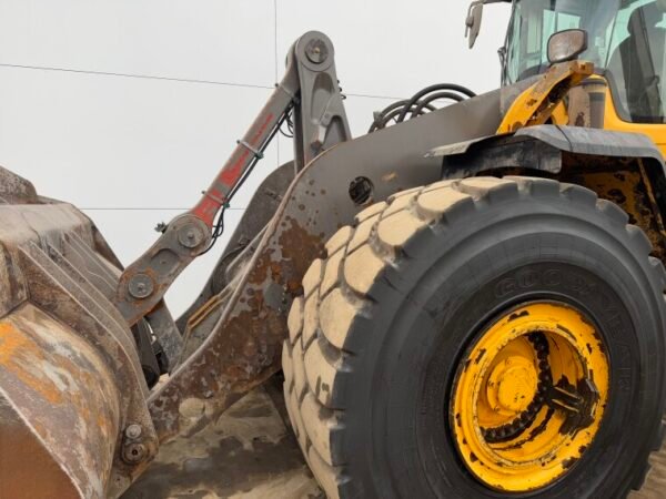 Volvo L220H - Image 17