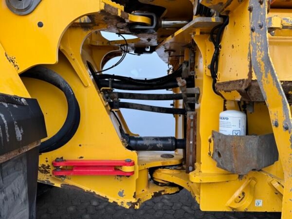 Volvo L220H - Image 17
