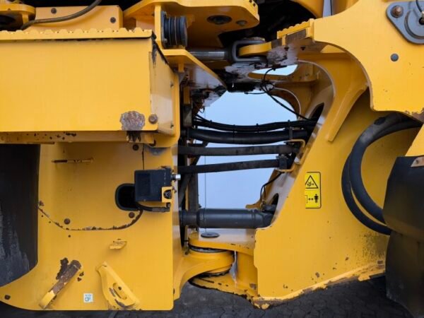 Volvo L220H - Image 20