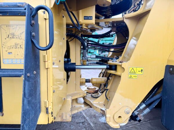Caterpillar 982M - Image 19