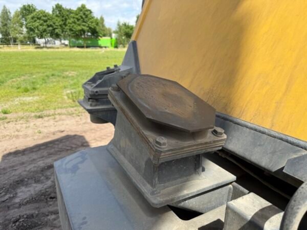 Komatsu HD405-7 - Image 20