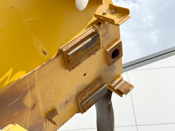 Caterpillar 730 - Image 21