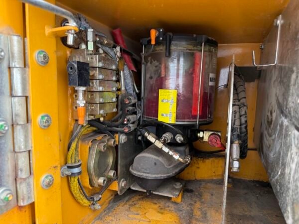 Liebherr R924LC - Image 23