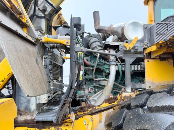 Volvo L120G - Image 25