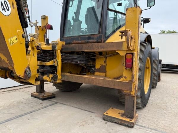 Caterpillar 444F - 4x4x4 - Image 26