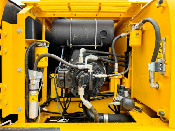 JCB 215LC - Image 16