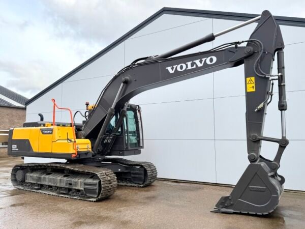 Volvo EC220D - Image 6