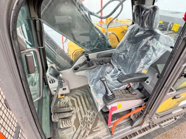 Volvo EC220D - Image 7