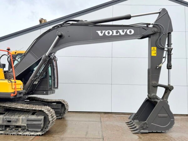 Volvo EC220D - Image 10