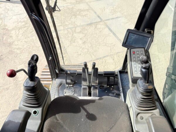Liebherr R946 SHD - 16 Meter Long Reach - Image 7