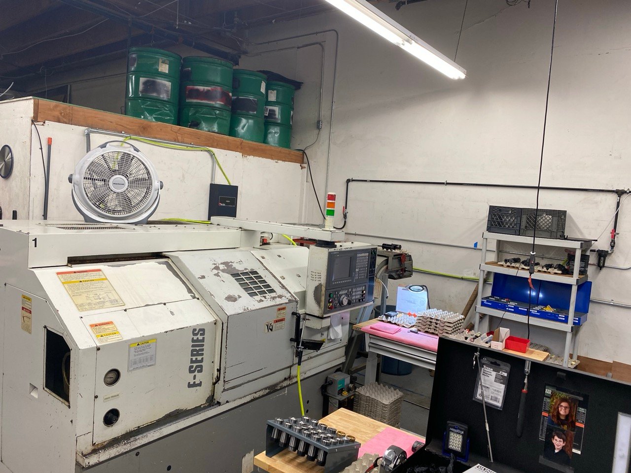 Okuma ES L8 CNC Lathe, 1999 – Tailstock, Chip Conveyor