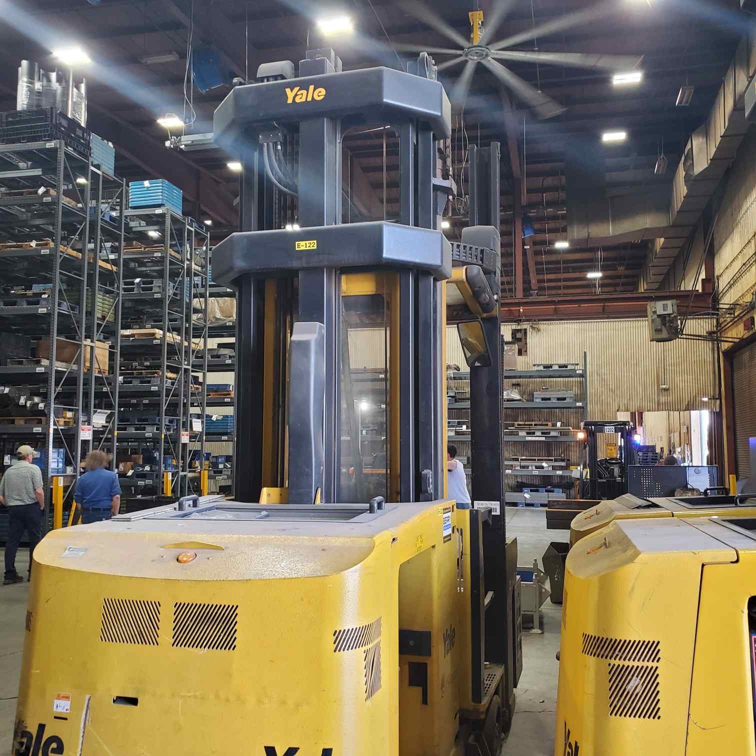 Yale NTA0330SB Narrow Aisle Forklift, 2010 - Image 3